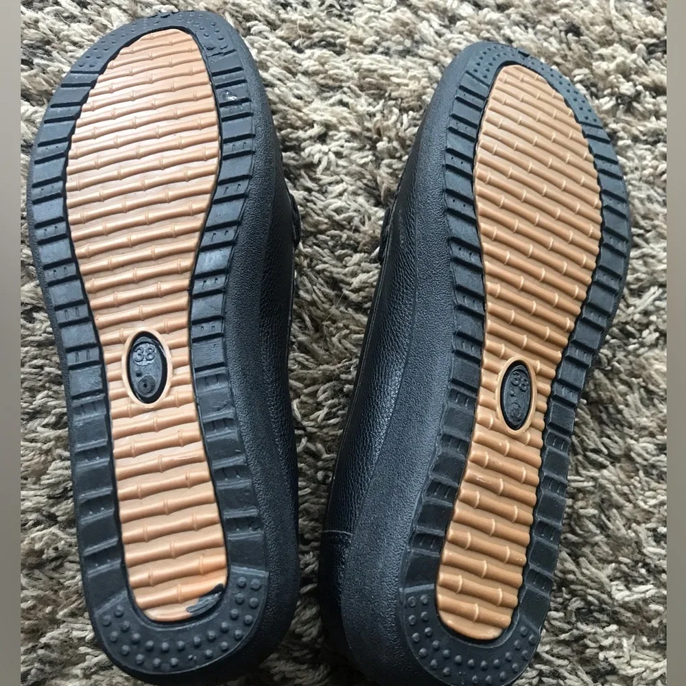 Women’s Linshi black leather slip on shoes Size 8 - Picture 3 of 3